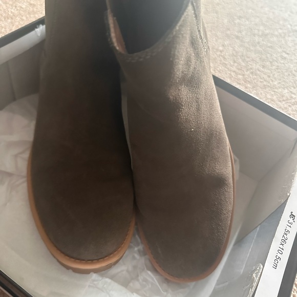 BLONDO Matilda Waterproof Lug Sole
Chelsea Boot - Picture 4 of 9